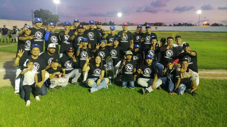 Pueblo Nuevo presume su trofeo de campeón.