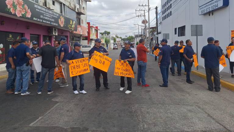 Manifestantes cierran las instalaciones de la CEDH en Sinaloa.