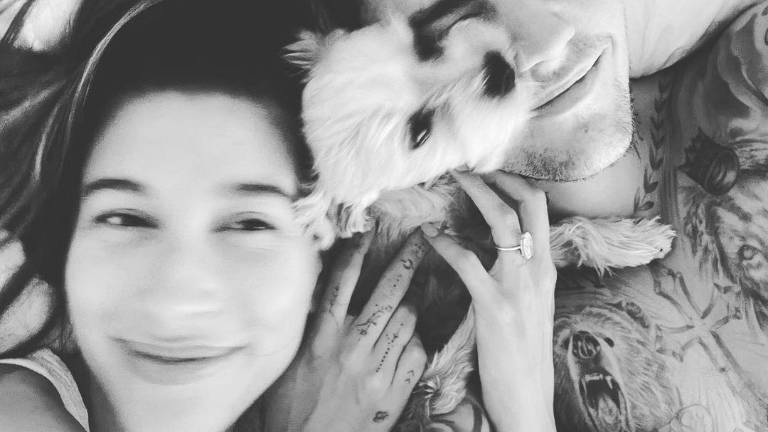 Justin Bieber y Hailey Bieber se manifiestan mensajes de amor por su cuarto aniversario.