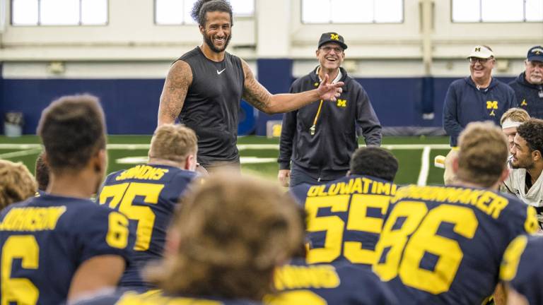 Colin Kaepernick en su entrenamiento de este sábado con la Universidad de Michigan.