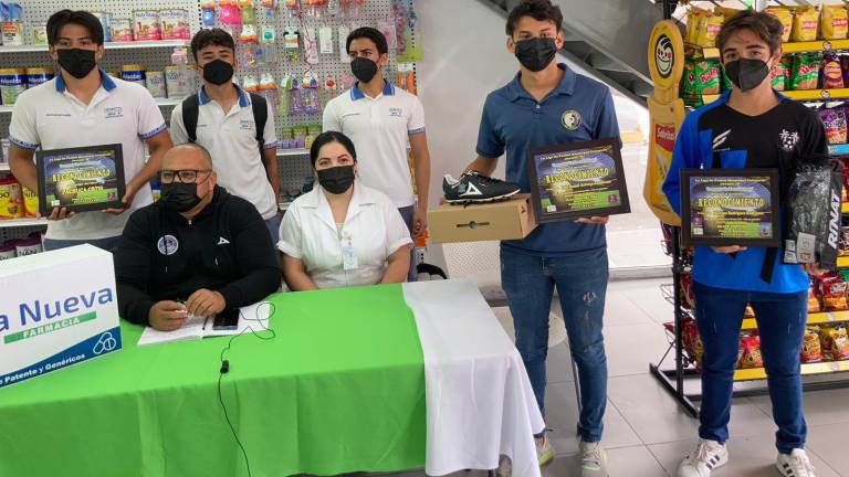 Los premiados con sus reconocimientos.