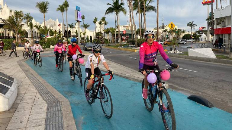 Decenas de pedalistas realizan el recorrido de 17 kilómetros.