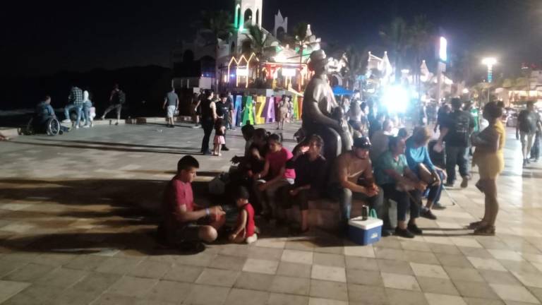 El malecón de Mazatlán registra una mayor afluencia tras la llegada de turistas durante este verano.
