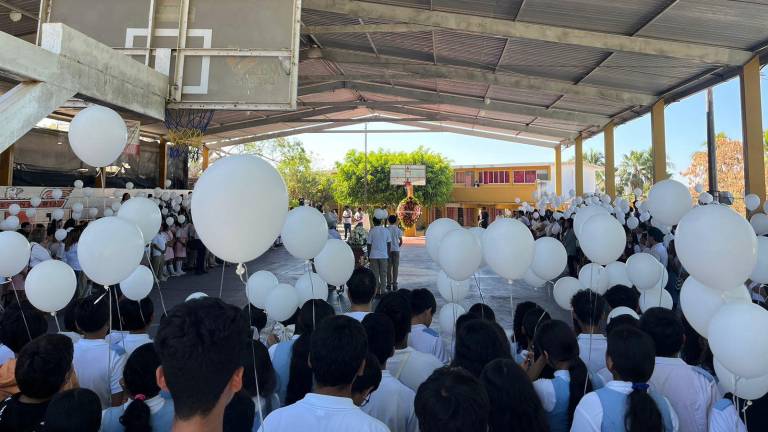 Homenaje en la secundaria Maestro Julio Hernández en Rosario a Rodrigo.