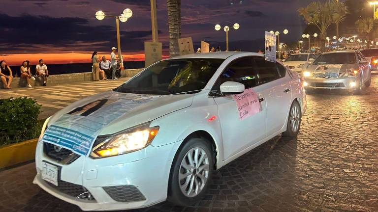 La caravana recorrió puntos clave del malecón de Mazatlán, exigiendo la pronta localización de María Cecilia Berrelleza.