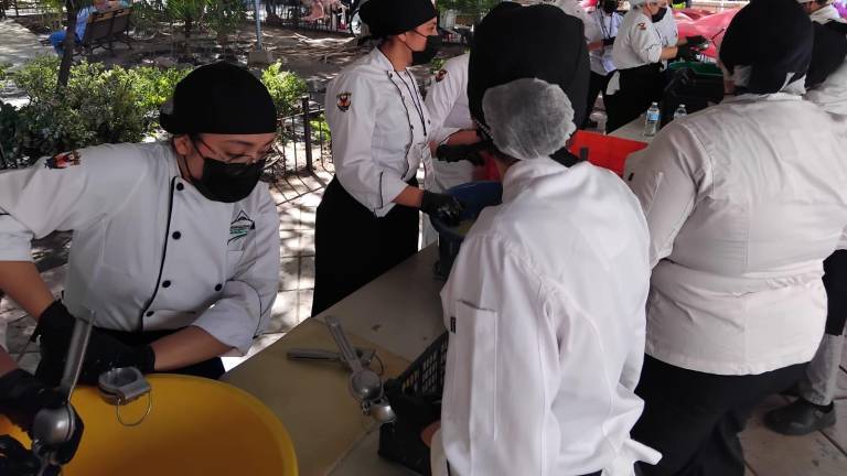 Chefs y voluntarios prepararon 3 toneladas de ceviche este jueves como parte del evento “El Propinón”, el cual fue vendido al público.