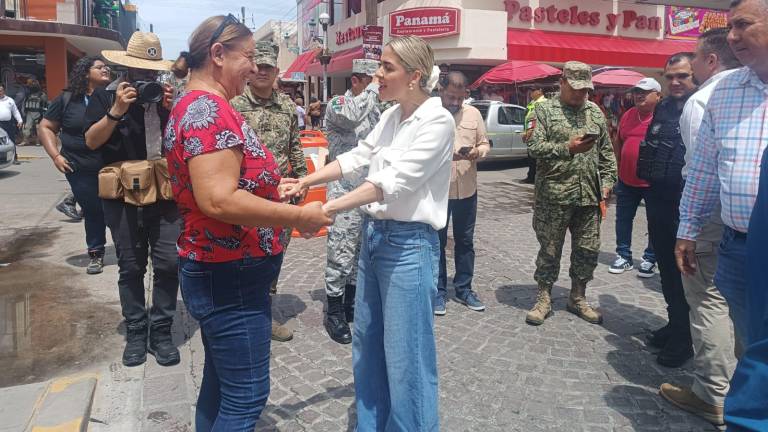 La Alcaldesa de Mazatlán Estrella Palacios Domínguez realiza un recorrido por calles del Centro de Mazatlán.