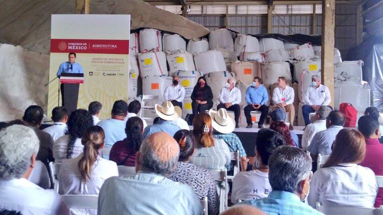 El pasado 13 de junio, el titular de la Sader, Víctor Villalobos Arámbula, informó sobre la llegada de los primeros embarques de sulfato de amonio a México, como parte del Plan Contra la Inflación y la Carestía #PACIC, con lo que se tiene ya una disminución en el precio de este fertilizante de alrededor de 30 por ciento.