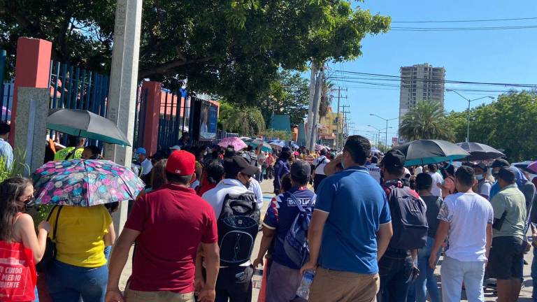 Aglomeraciones en el Polideportivo de la UAS, en Mazatlán, para recibir la vacuna contra el Covid-19.