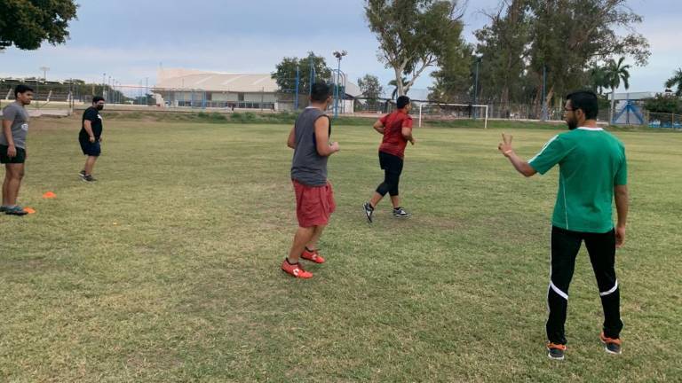 Los jugadores de rugby entrenan fuerte.