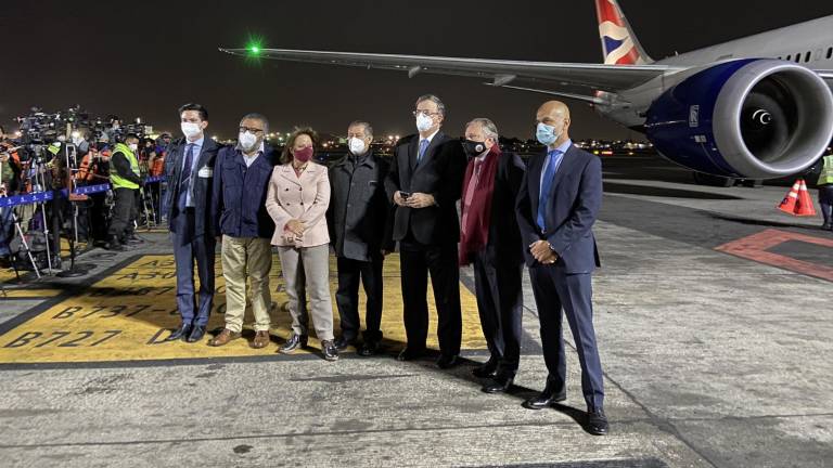 Las vacunas llegaron este lunes por la noche procedentes de Rusia, vía Londres.