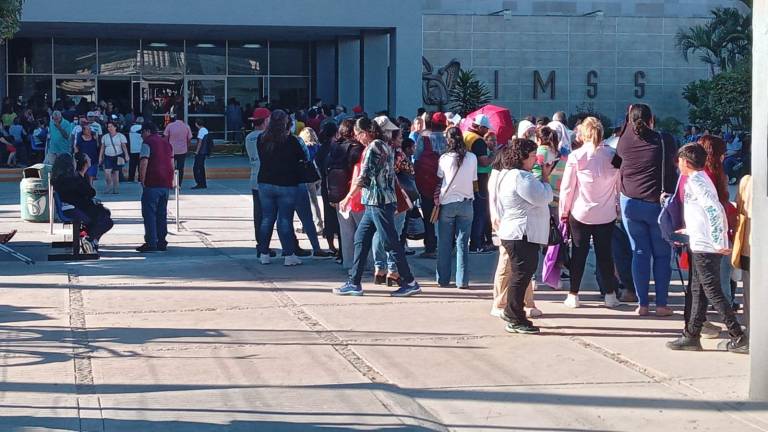 Este lunes algunas de las personas ya llevaban poco más de ocho horas esperando ser atendidas.