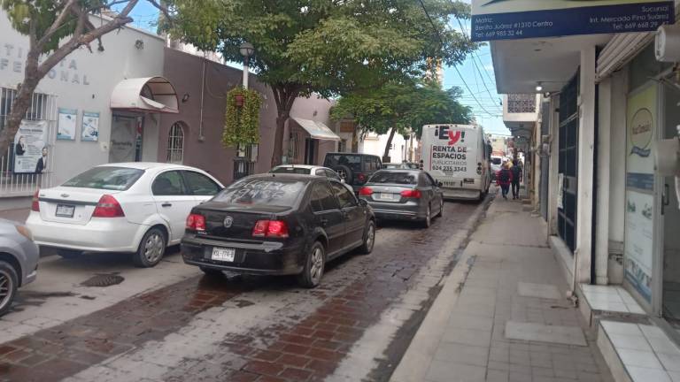 El Centro de Mazatlán registró congestionamiento vial ante el paso de camiones turísticos por la zona.