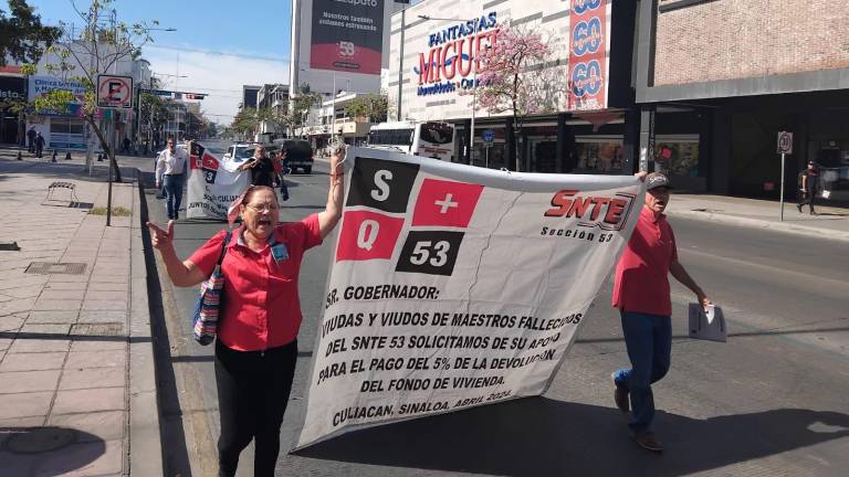 En Culiacán, integrantes de la CNTE marchan en el Día del Trabajo.