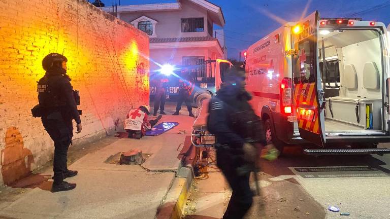 Paramédicos de la Cruz Roja brindaron los primeros auxilios a la víctima, quien fue encontrada con múltiples lesiones en el rostro y el cuerpo.