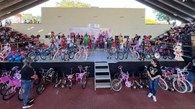 Al rededor de cien niños recibieron regalos por parte del DIF.