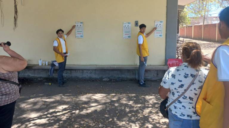 En la prepa Vasconcelos de Mazatlán se llevó a cabo la jornada de dotacion de lentes.