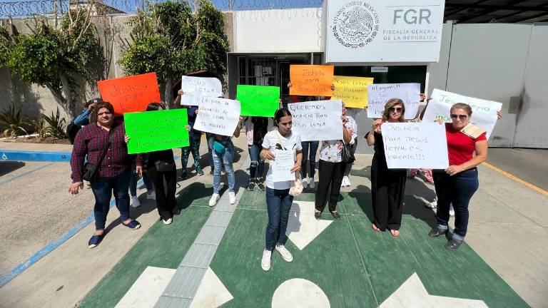 Este viernes, la familia y amigos de Jesús se manifestaron frente a las instalaciones de la Fiscalía General de la República (FGR) en Culiacán.