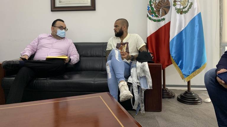 Dani Alves (derecha) ya recibió su visa para poder trabajar en México.