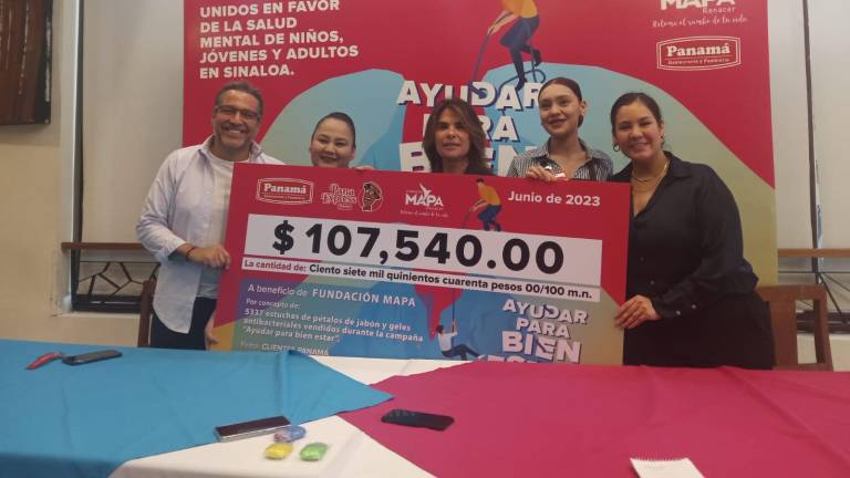 Grupo Panamá entrega el donativo logrado gracias al apoyo de sus clientes.