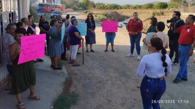Vecinos del Infonavit La Foresta invitaron a la Diputada Karla Daniela Ulloa Rodríguez a visitar la zona donde luchan por conservar un área verde y le expusieron una serie de problemas.