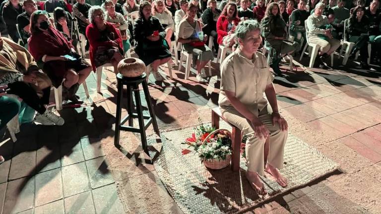 Lucía Zapien en Teresa Urrea, la puesta en escena de su autoría, actuación y dirección general.