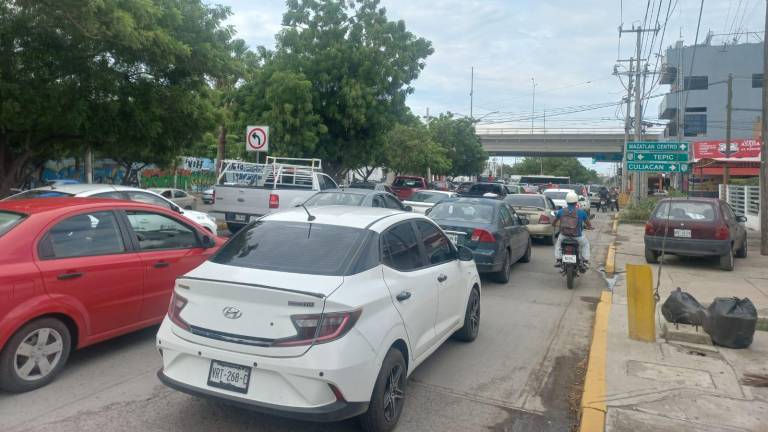 Largas filas se forman bajo el puente a desnivel.