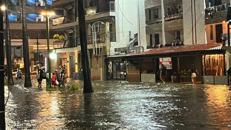La intensa tormenta de este jueves en Mazatlán ha dejado calles inundadas, personas y automovilistas varados en varias zonas de la ciudad.