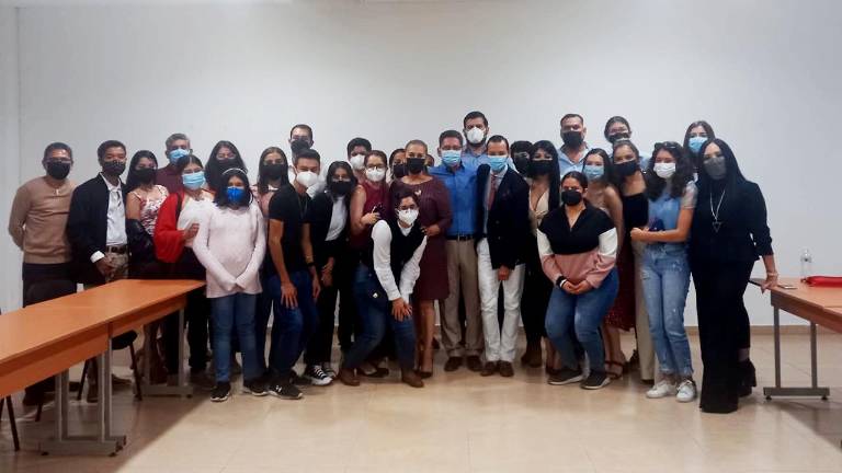 El diseñador de modas Andrés Romo está de visita en Escuinapa.