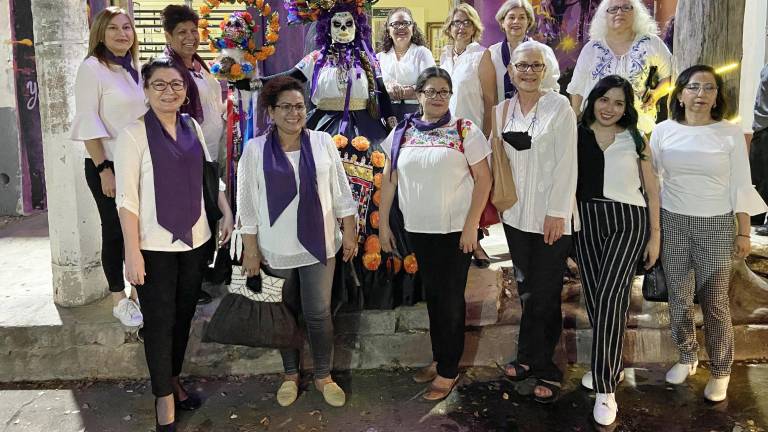 El Colectivo Corazón de Mujer posó junto a la Catrina.