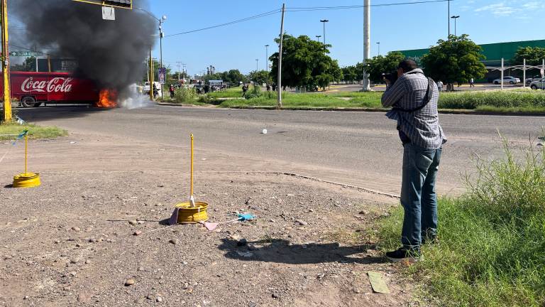 Periodistas de Sinaloa que cubren notas de seguridad han recibido chalecos antibalas para su protección.