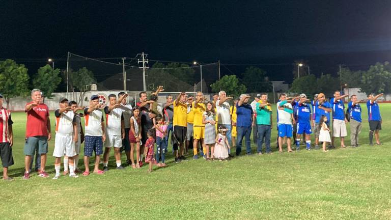 Los jugadores rinden la protesta deportiva.