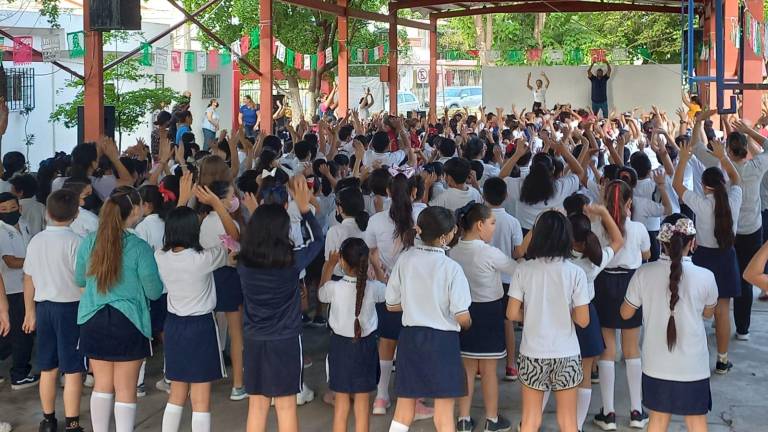 Los niños de la Escuela Profr. Marcos Mora Aguilera tuvieron activación física.