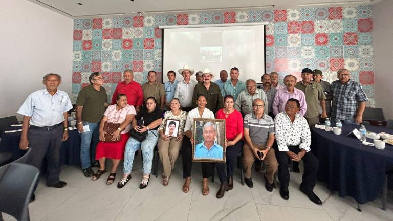 En un acto lleno de emotividad y respeto, la Coalición Nacional de Jubilados y Pensionados ‘Elpidio Domínguez Castro’ rindió homenaje póstumo a los profesores Vicente Ulloa Salazar y Prisciliano Cortez Díaz.