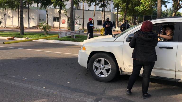 Por ingresar al estacionamiento se cobra una cuota de recuperación de 20 pesos.
