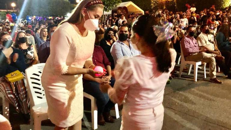 La alcaldesa Blanca Estela García Sánchez, en compañía de su hija Blanca, dieron la bienvenida a la población que se hizo presente a las afueras del Palacio Municipal