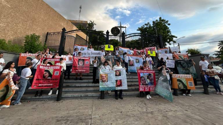 Familiares de Denisse y sus tíos Patricia y Francisco marcha en Culiacán para exigir a las autoridades su localización.