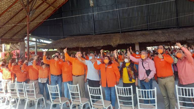 Gerardo Torrecillas sostuvo un encuentro con maestros de Escuinapa.