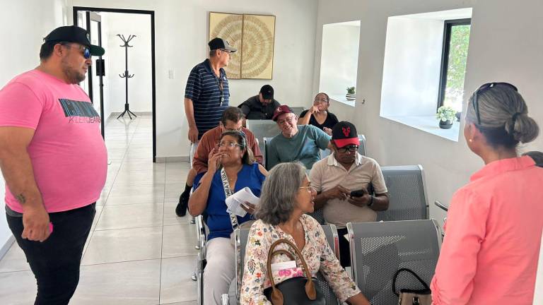 Jubilados administrativos de la UAS acudieron al Centro de Conciliación Laboral para iniciar un proceso legal por el incumplimiento de su prima vacacional.