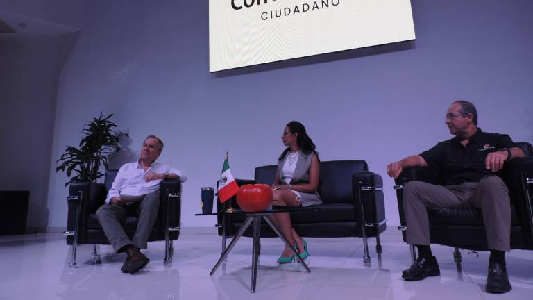Productores del campo e invitados especiales participan en el conversatorio ciudadano.