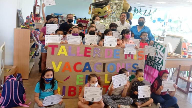 Los asistentes al taller de verano recibieron reconocimientos.