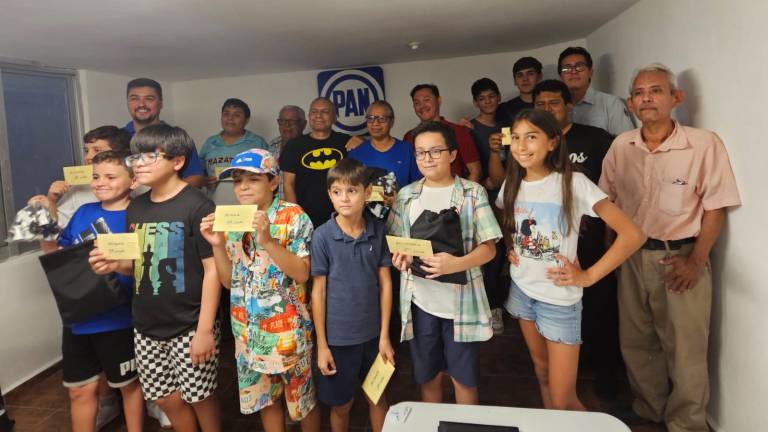 Los diferentes ganadores en el Torneo de Ajedrez del PAN.
