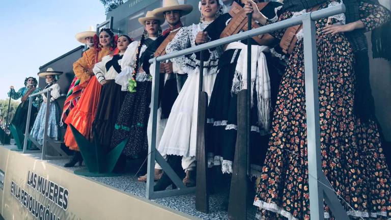 La Compañía Folclórica Sinaloense, durante el desfile.
