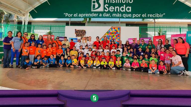 Maestros y alumnos de tercero de kinder del Instituto Senda.