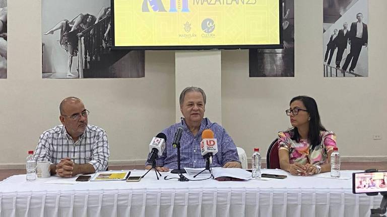 Raúl Rico González, director del Instituto de Cultura, en compañía de Ramón Gómez Polo y Abril Márquez, dan a conocer la programación.