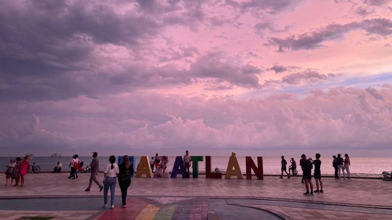 Para el área de playa el personal del Grupo Acuático realizó recorridos para retirar a las personas
