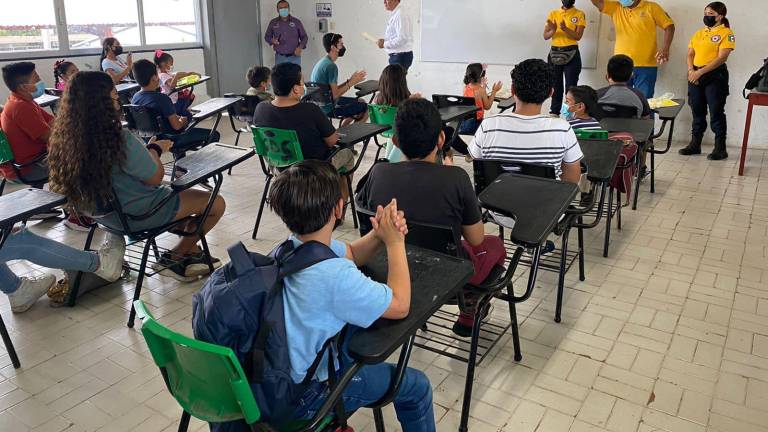 Los niños reciben pláticas sobre cómo prevenir accidentes.