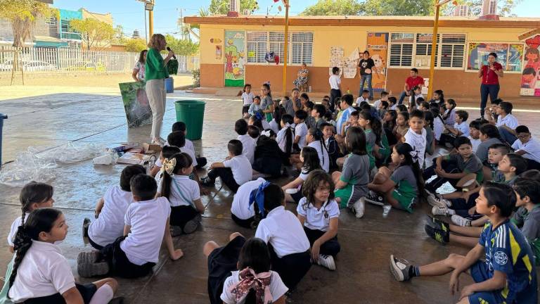 María Esther Juárez Nelson dio la plática a más de 300 alumnos.