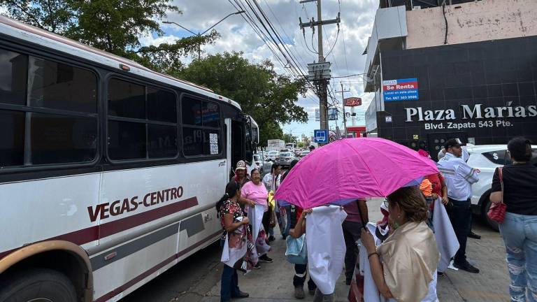 Llegada de personas al evento de la Presidenta Claudia Sheinbaum Pardo.