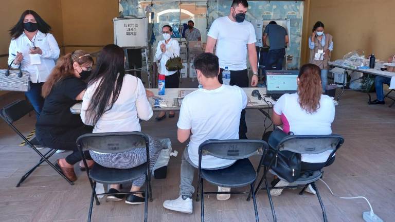 En la casilla especial, el flujo de gente ha sido constante esperando su turno para pasar a las urnas.